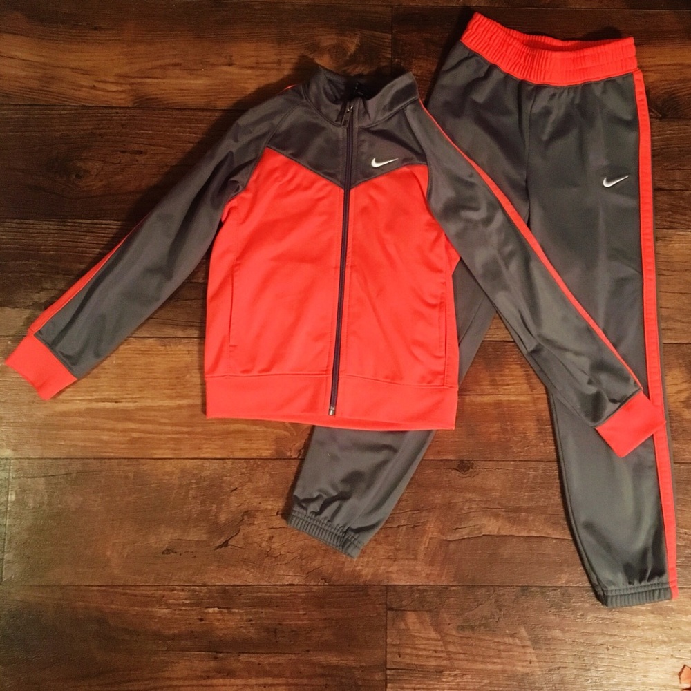 Girl’s nike sweatsuit